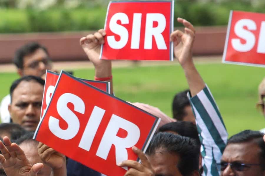 বাংলার এসআইআর মামলা: ৮০ লক্ষ কাজ বাকি! ওড়িশা-ঝাড়খণ্ড থেকে বিচারক আনার নজিরবিহীন নির্দেশ সুপ্রিম কোর্টের